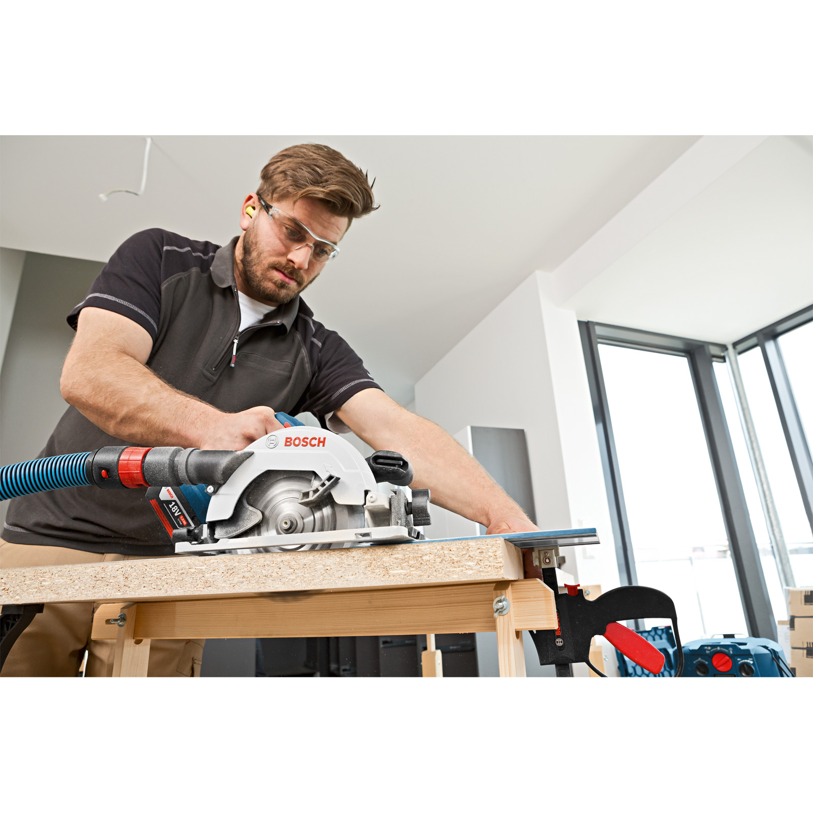 Bosch Akku-Handkreissäge GKS 18V-57 G Ø 165 mm / 2x 5,0 Ah Akku + Ladegerät + FSN 1400 in L-Boxx - 0615990M90