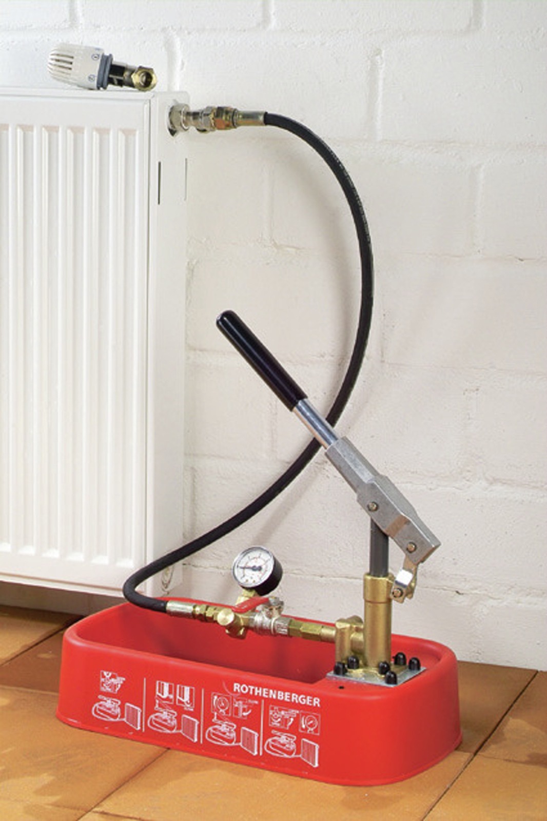 2865_rp30_pressure_testing_pump_0_30_bar_61130-action_image-5436_7fb30811_5