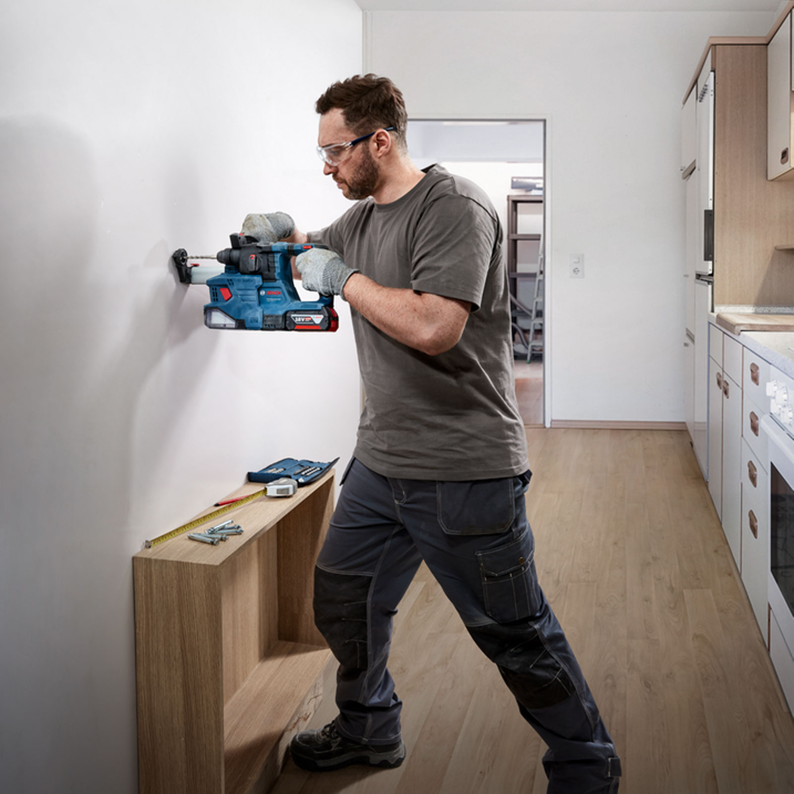 Bosch Akku-Bohrhammer mit SDS plus GBH 18V-22 / 2x 4,0 Ah Akku + Ladegerät in L-Boxx