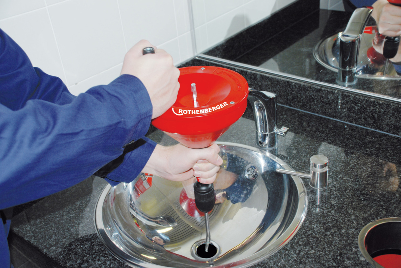 3005_rospi_10_h_e_plus_drain_cleaner_72005-action_image-7271_2bba71a3_1