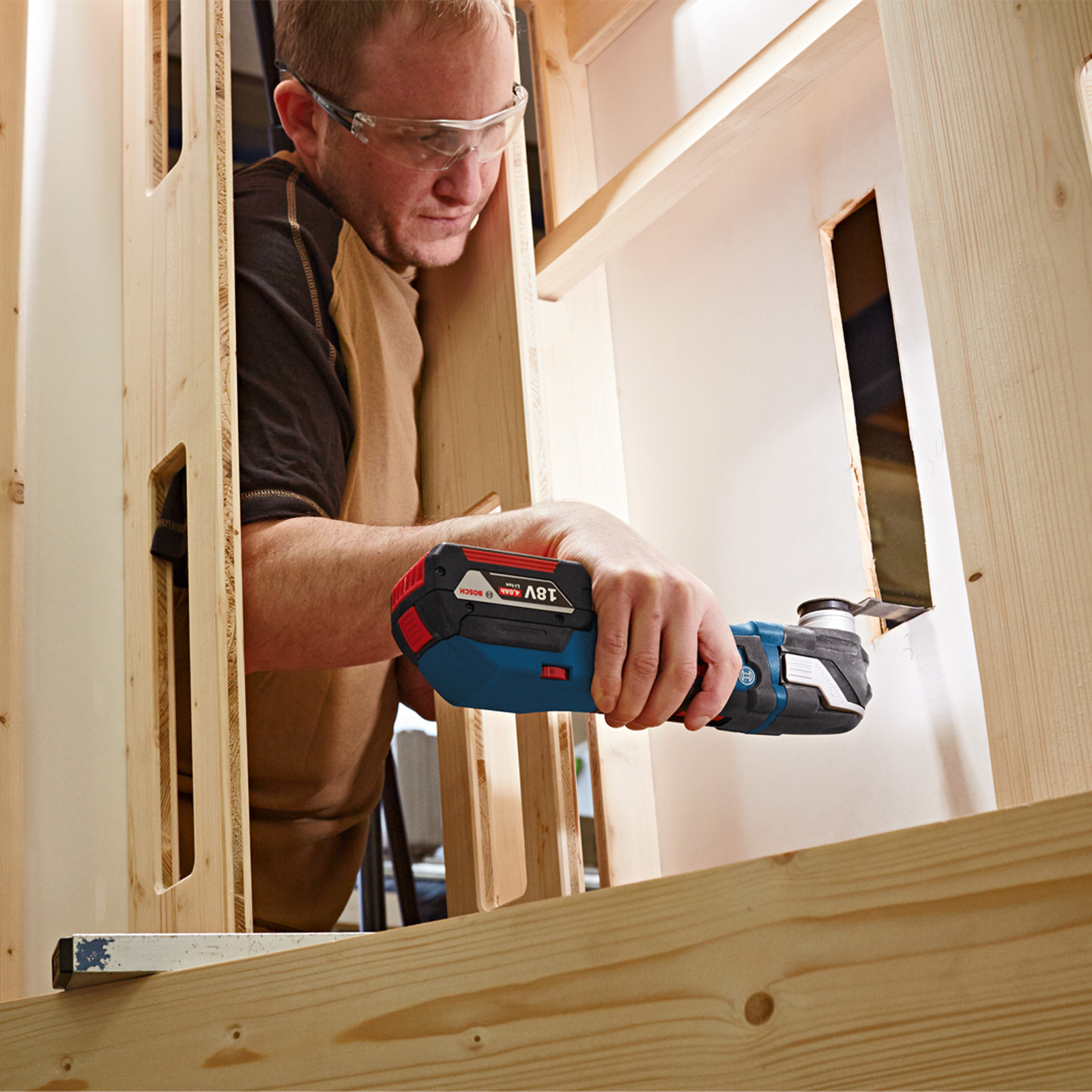 Bosch Akku-Multi-Cutter GOP 18V-28 / 2x 3,0 Ah Akku + Ladegerät in L-Boxx