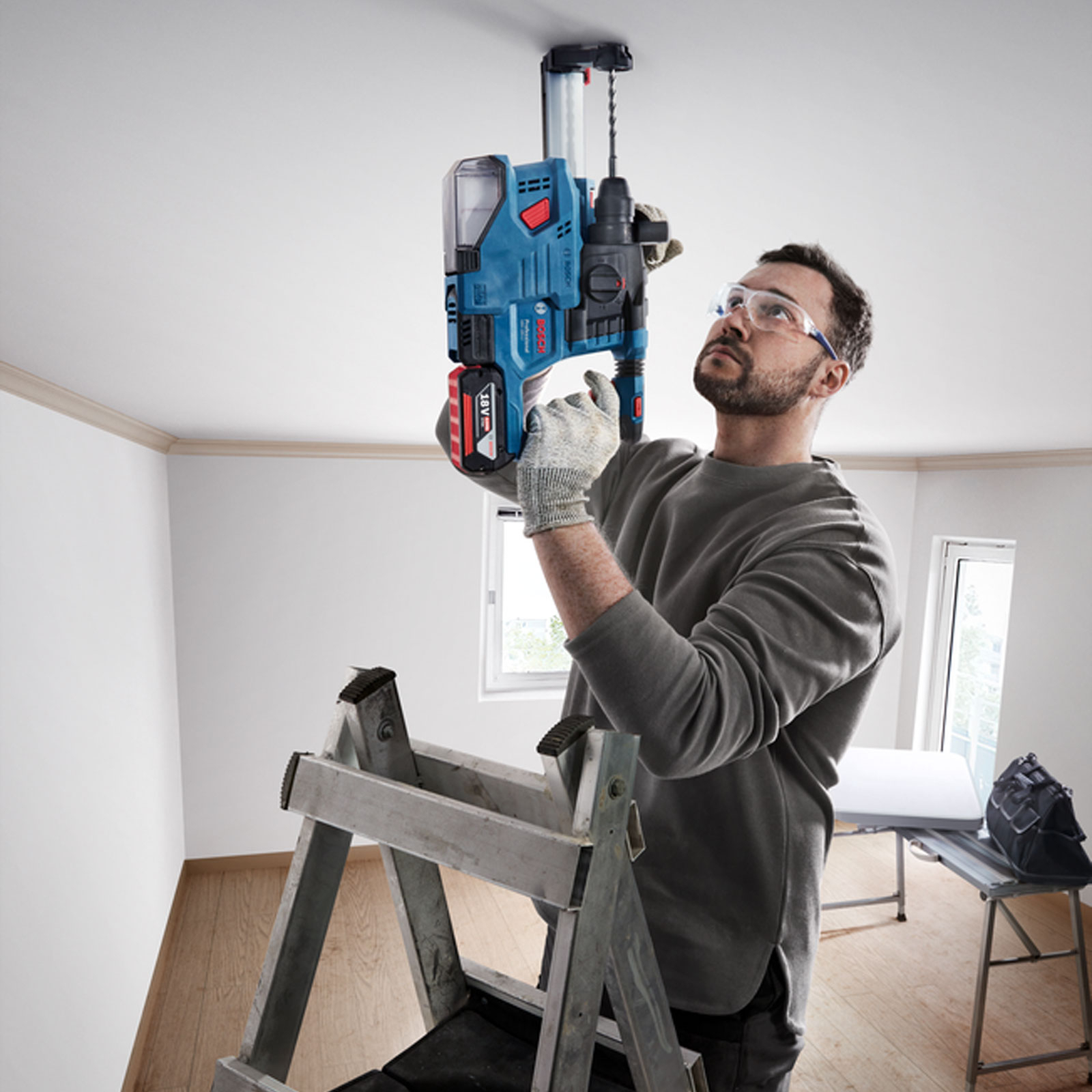 Bosch Akku-Bohrhammer mit SDS plus GBH 18V-22 / 2x 4,0 Ah Akku + Ladegerät in L-Boxx